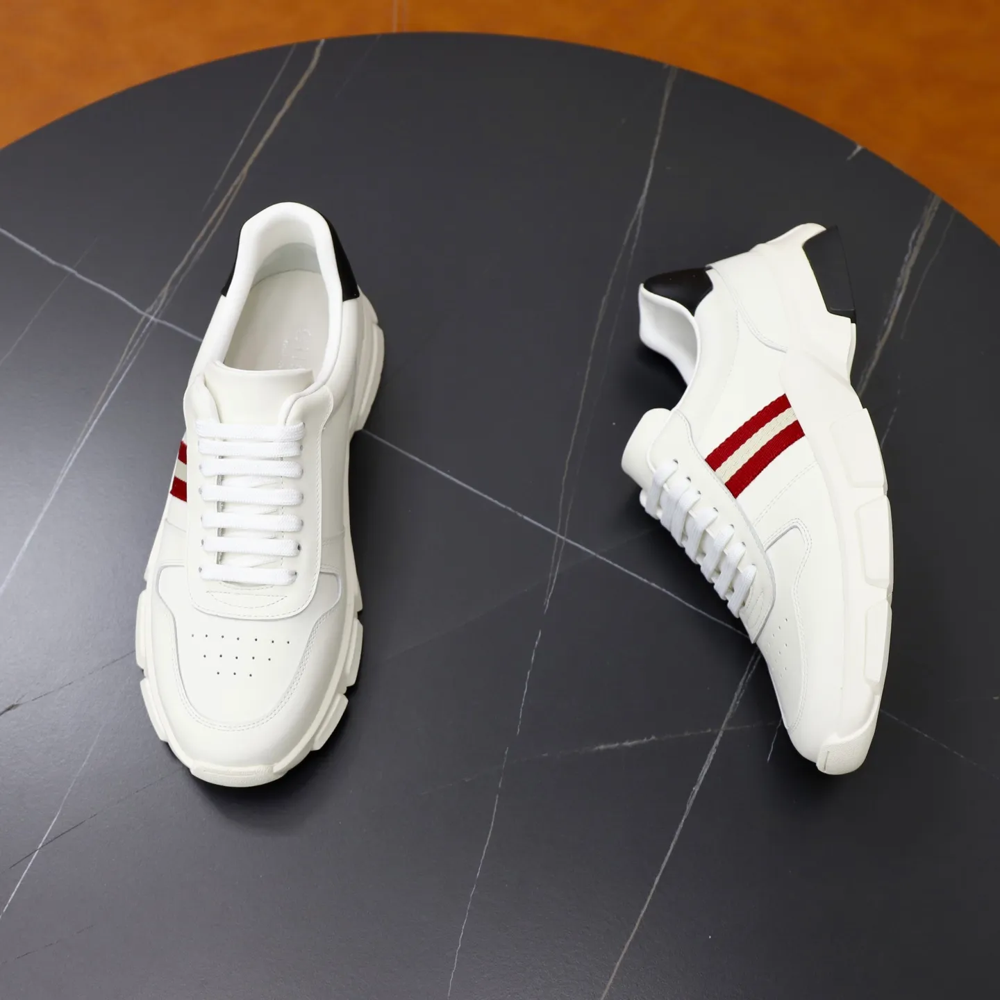 Ex-factory price: 540💰💰🙅‍♂️🙅‍♂️🙅‍♂️ Brand: GUCCI Standard code: 38-44 (45 customized) Grade: Same as the official website Material: Cowhide stitching Comfortable and breathable sheepskin lining Lightweight and wear-resistant sports outsole Style category: Men's fashionable casual shoes Running sports shoes Distinguished luxury brand elements Top luxury color: actual picture color